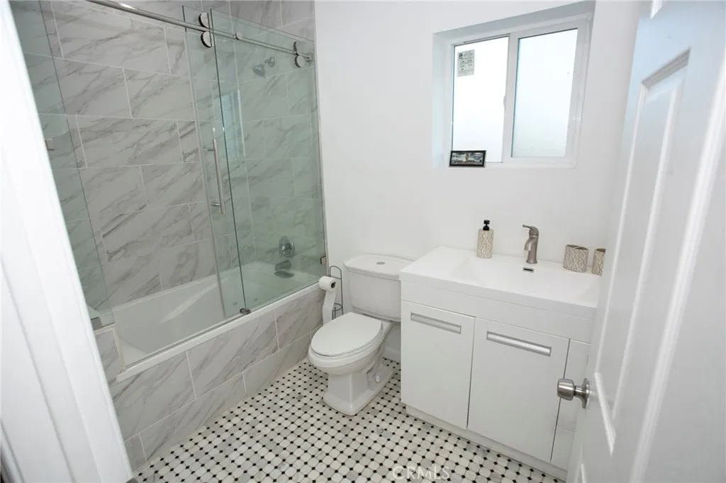 8322 Vista Del Rosa Street, Downey, California 90240 home-pic-10